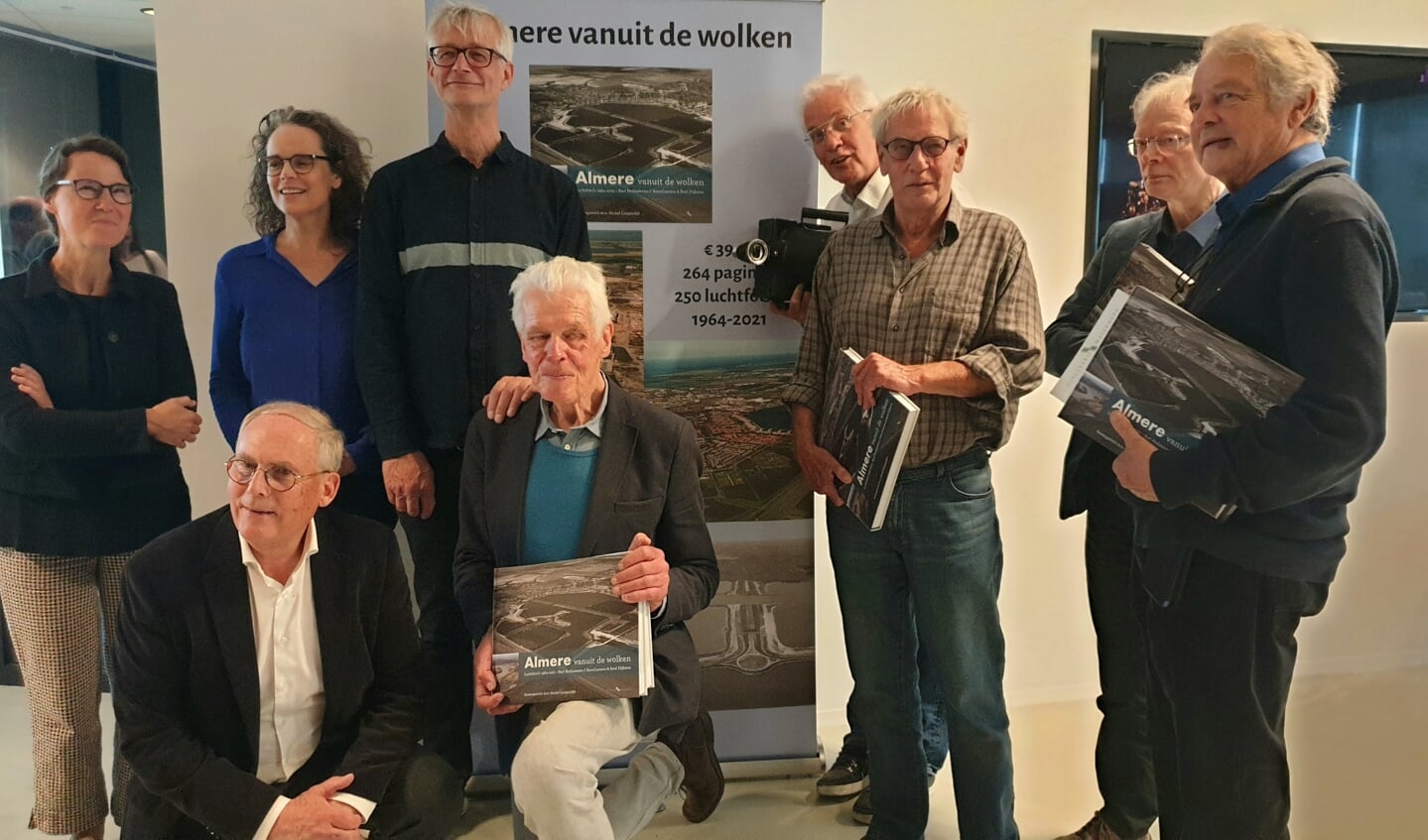 De betrokkenen die hebben meegewerkt aan het boek waren dinsdag aanwezig bij de lancering van 'Almere vanuit de wolken'.(Foto: Almere DEZE WEEK)