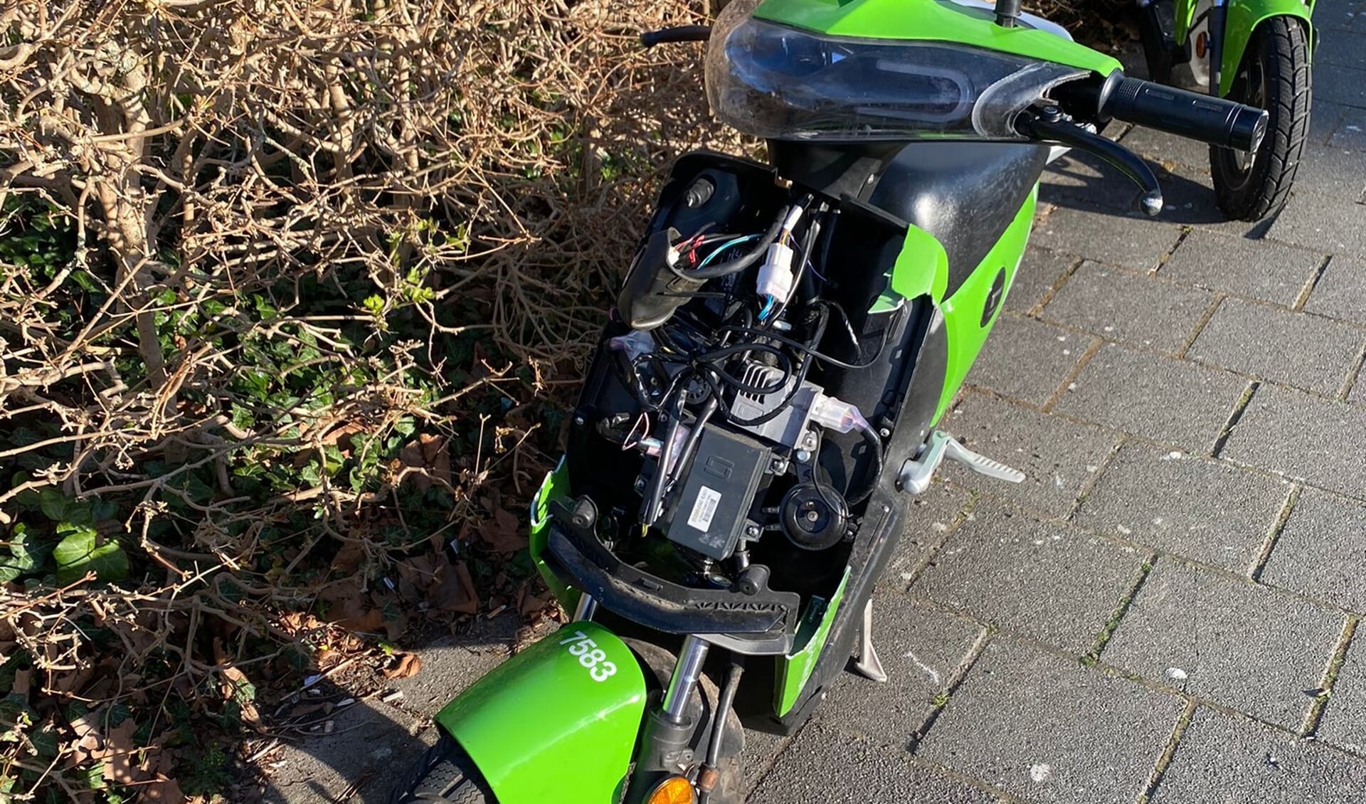 Deze zwaarbeschadigde deelscooter stond geparkeerd in de Danswijk. (Foto: aangeleverd)