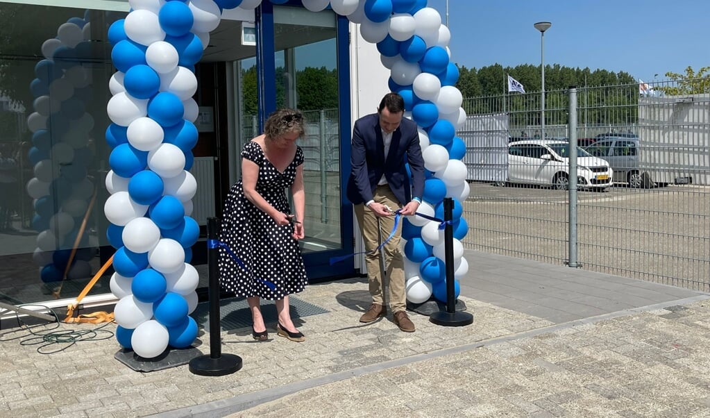 Het nieuwe clubgebouw werd geopend door Barbara Zwijsen van ASC Waterwijk en sportwethouder Julius Lindenbergh (Foto: Almere DEZE WEEK)