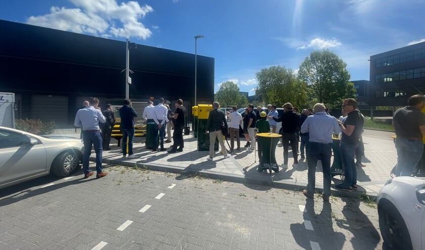 Wethouder Jan Hoek opent snellaadstation op bedrijventerrein Gooisekant (Foto: Almere DEZE WEEK)
