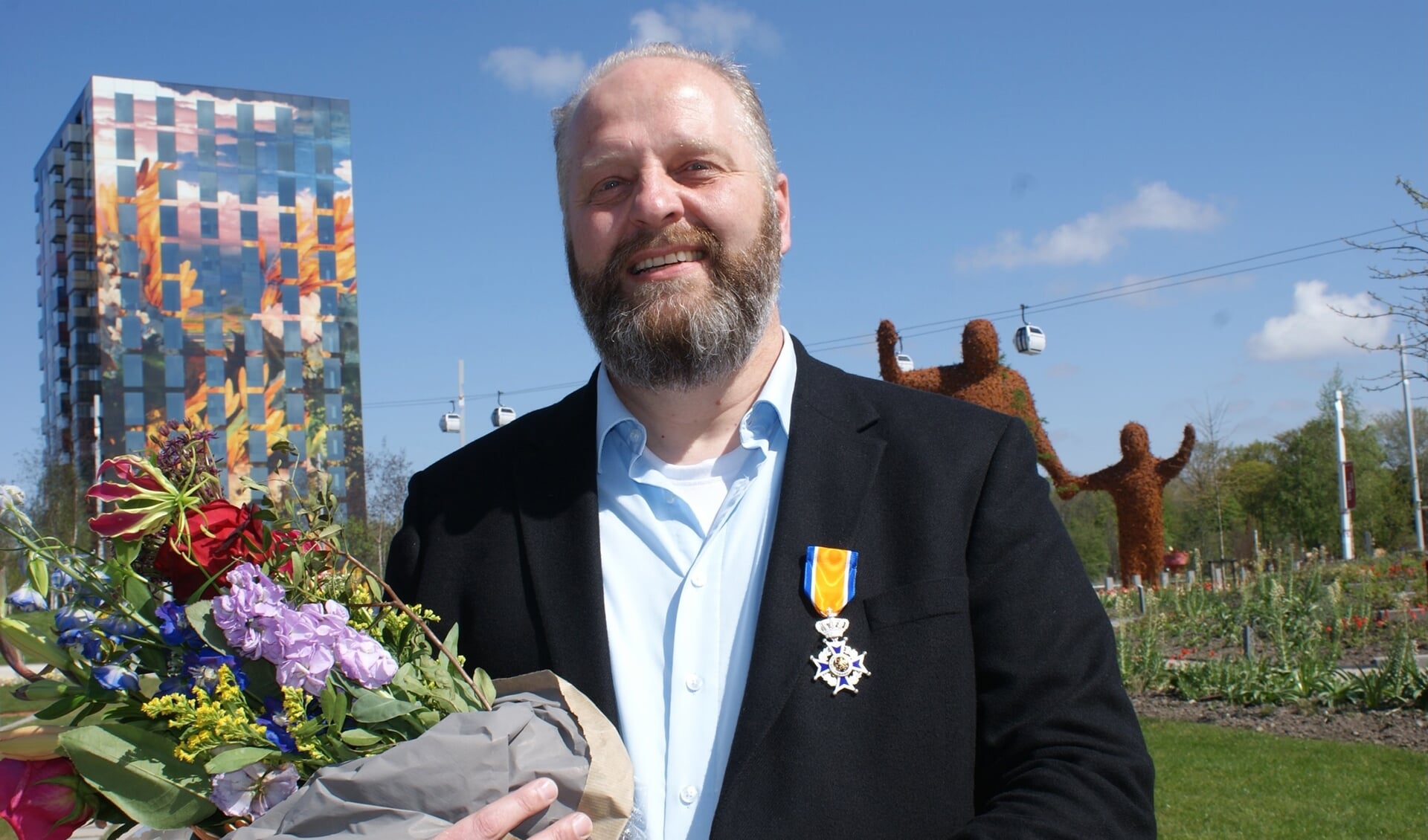 Johan de Graaf werd op de Floriade verrast met een Koninklijke onderscheiding voor zijn inzet voor Nederlandse en Europese hypofyse-patiënten. (Foto: Nederlandse Hypofyse Stichting)