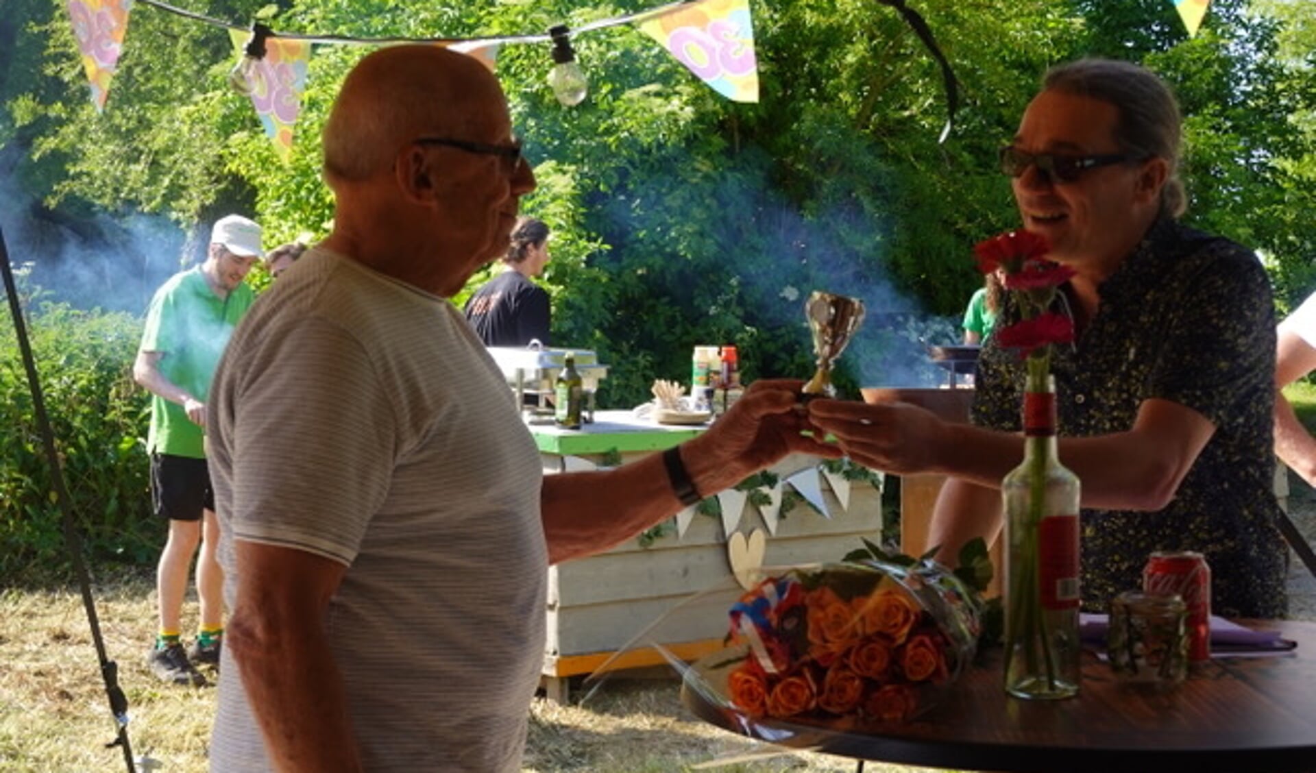 Vrijwilliger Jan Oost krijgt uit handen van de voorzitter Paul Groenenberg de Anciënniteitsprijs uitgereikt. (Foto: aangeleverd)