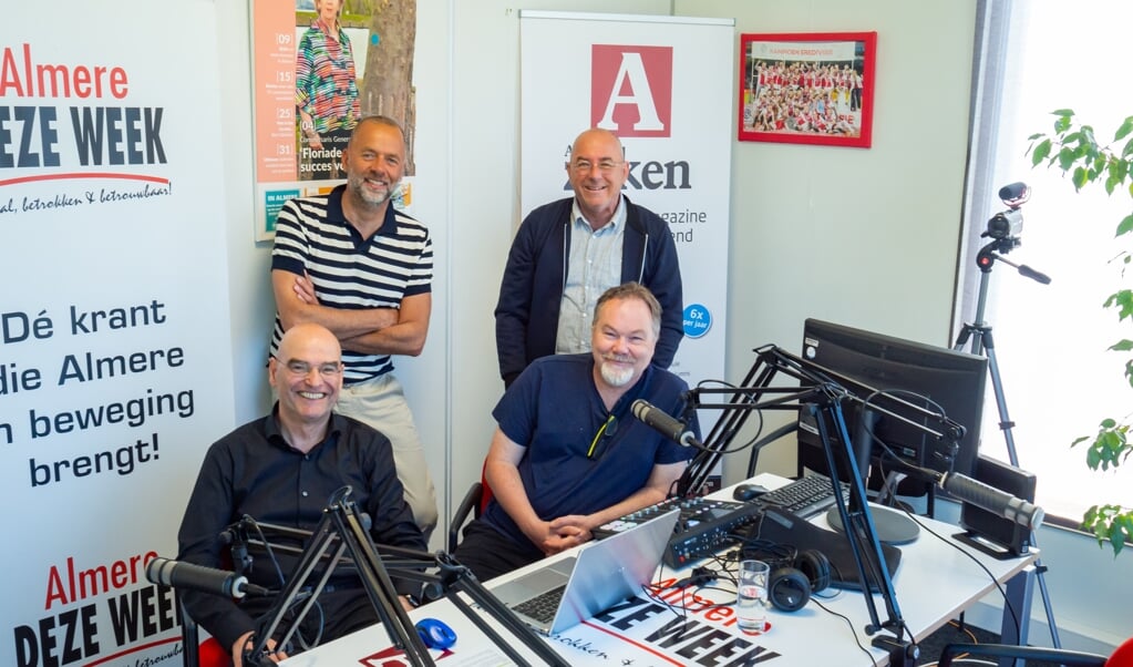 Podcast Politiek Circus 69. Staand: Sven van der Burg (L) en Robert Mienstra. Zittend: Hans Everhard van de SP (L) en Marco de Kat van Leefbaar Almere. (Foto: Karin Kempe)