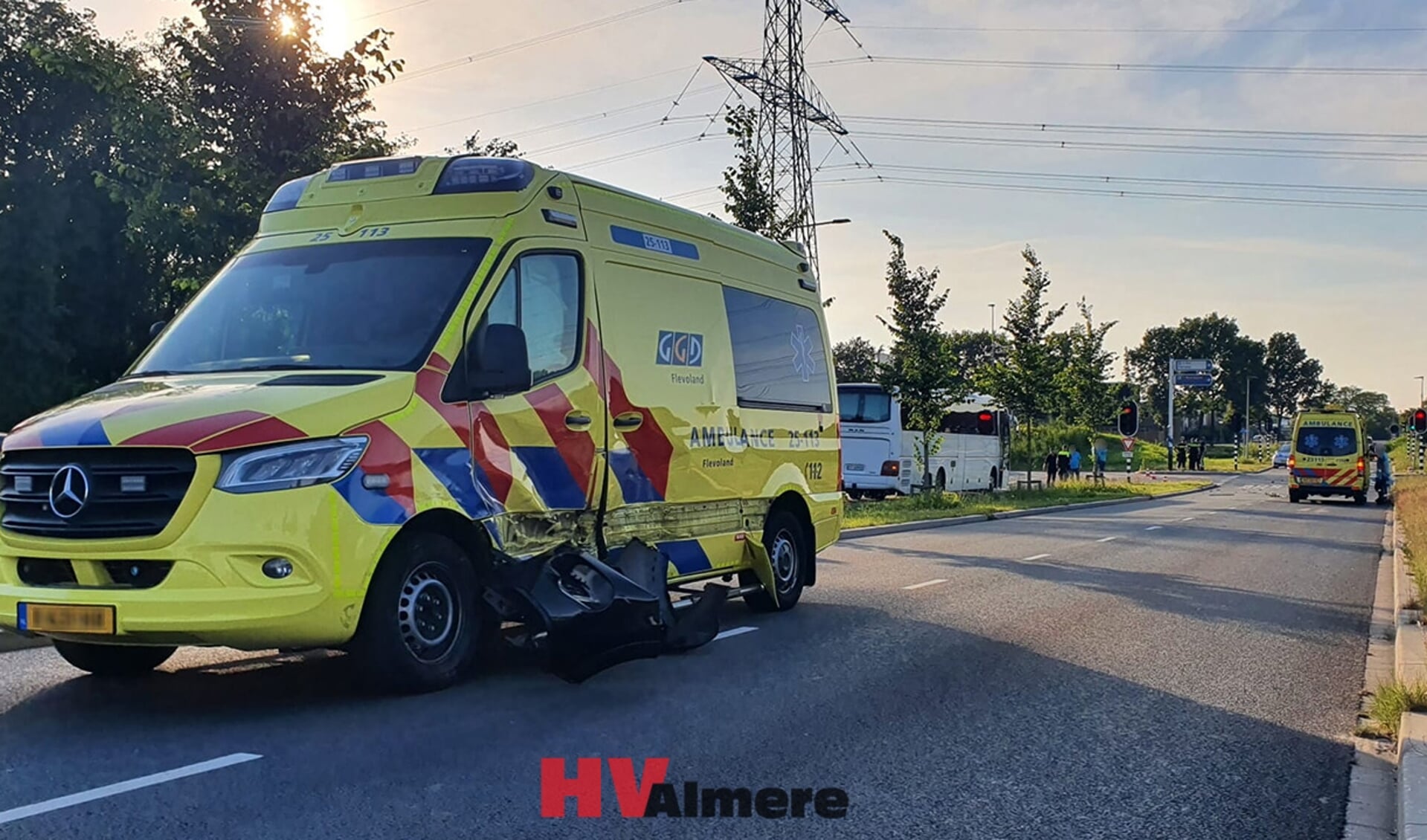 De ambulance raakte flink beschadigd. (Foto: HV Almere)