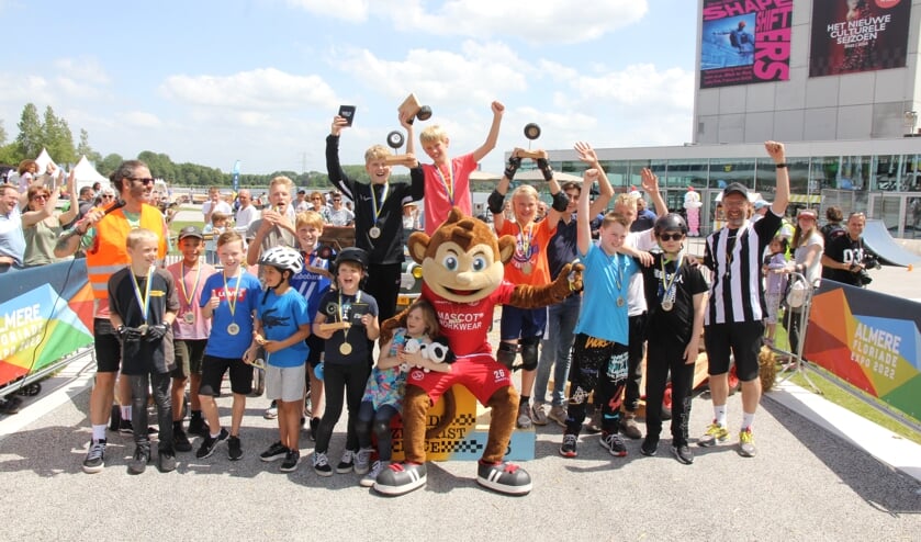 De deelnemers en winnaars van de zeepkistenrace met Almere City FC-mascotte Ally de Aap.(Foto: aangeleverd)