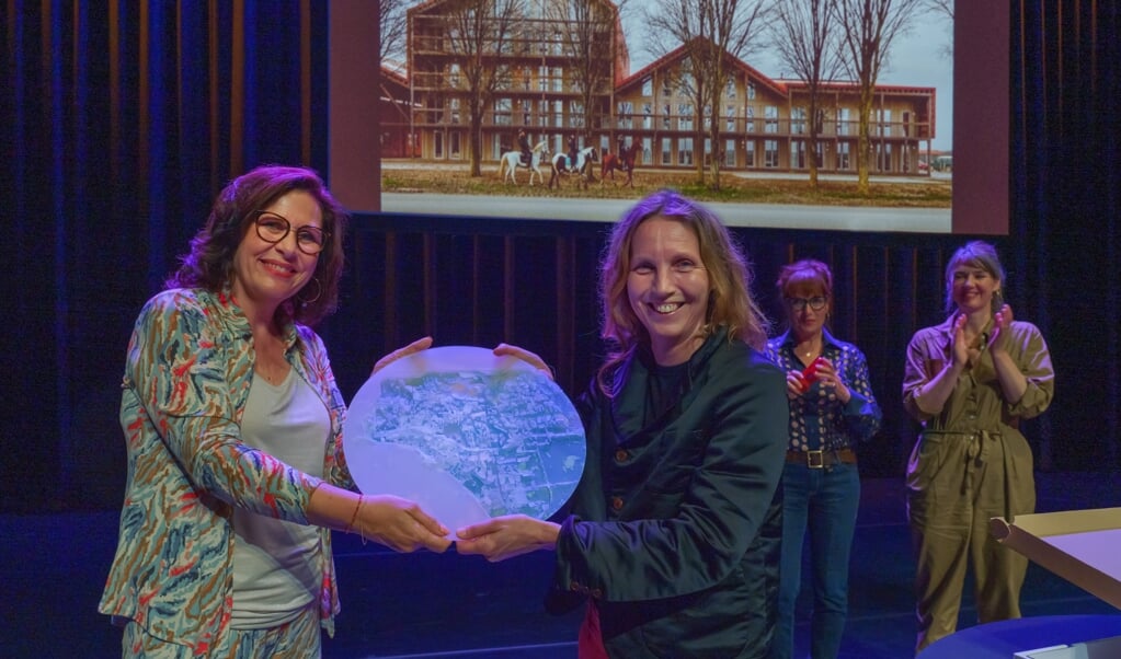 De Architectuur Prijs Almere 2022 ging naar het project Vliervelden in Oosterwold. Wethouder Hilde van Garderen reikte de prijs uit aan Danielle Huls van KettingHuls. (Foto: Geert van der Wijk)