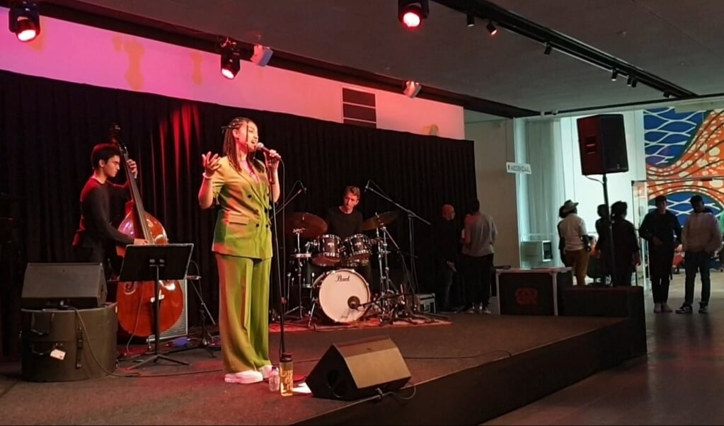 De Almeerse Jaïnda trad met haar quartet op in de Citylounge van Kunstlinie. (Foto: Almere DEZE WEEK)
