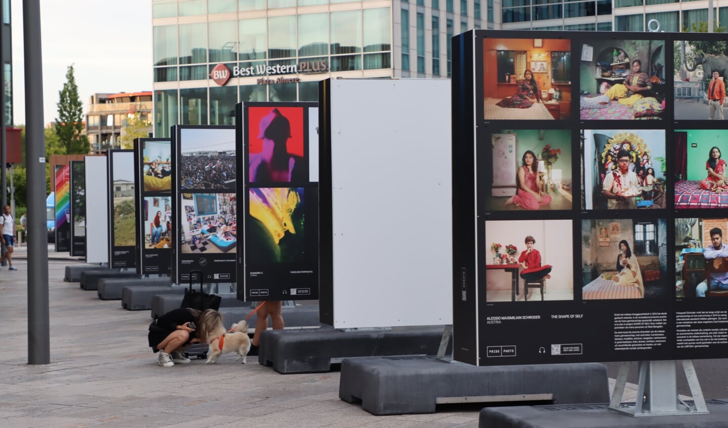De fototentoonstelling bij het Busplein is weggehaald. (Archieffoto: Studio Rotgans/Rinus Lettinck)