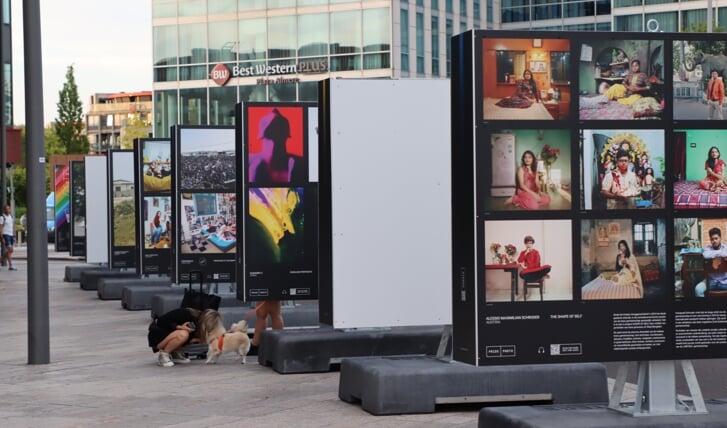 De fototentoonstelling bij het Busplein is weggehaald. (Archieffoto: Studio Rotgans/Rinus Lettinck)
