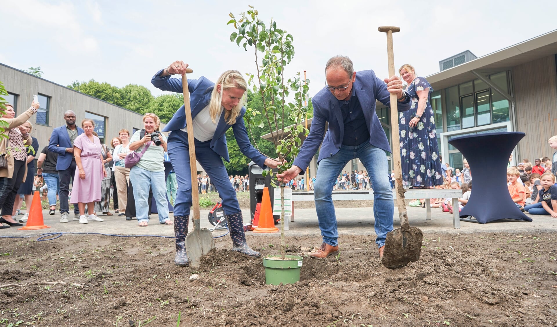 Bij de opening werd een boom geplant door Susanne Olivier (Almeerse Scholen Groep) en Leo van Belsen (directeur KinderCentrumAlmere). (Foto: Marco ter Beek)