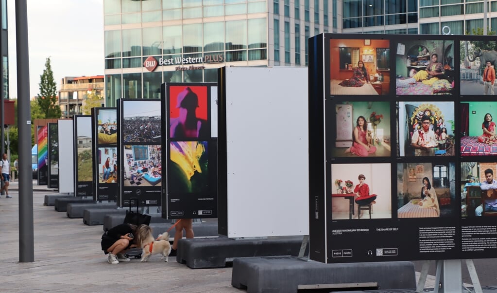 De fototentoonstelling bij het Busplein. (Foto: Studio Rotgans/Rinus Lettinck)