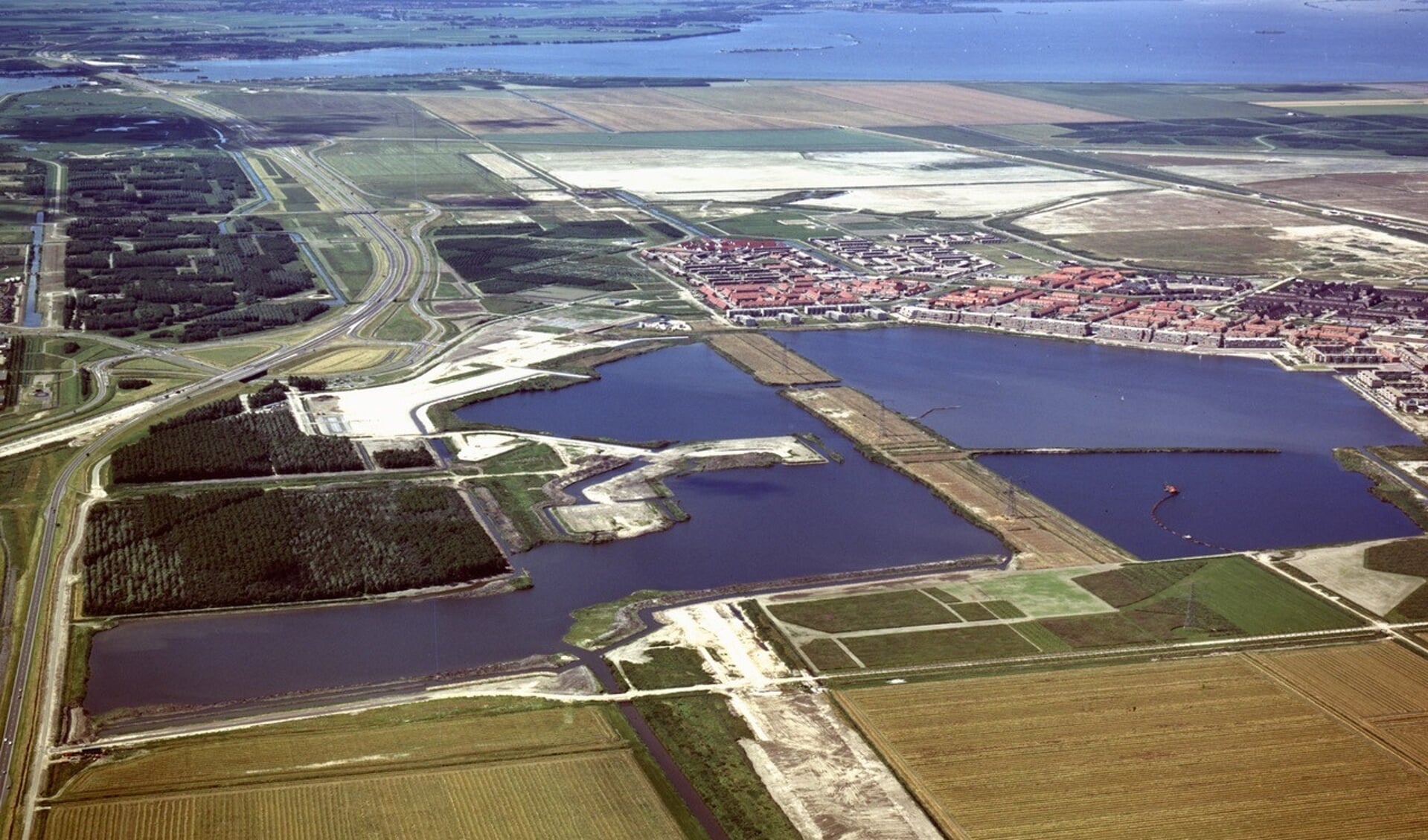 Het Weerwater in 1984. (Foto: Bart Hofmeester / AeroCamera, collectie Stadsarchief Almere)