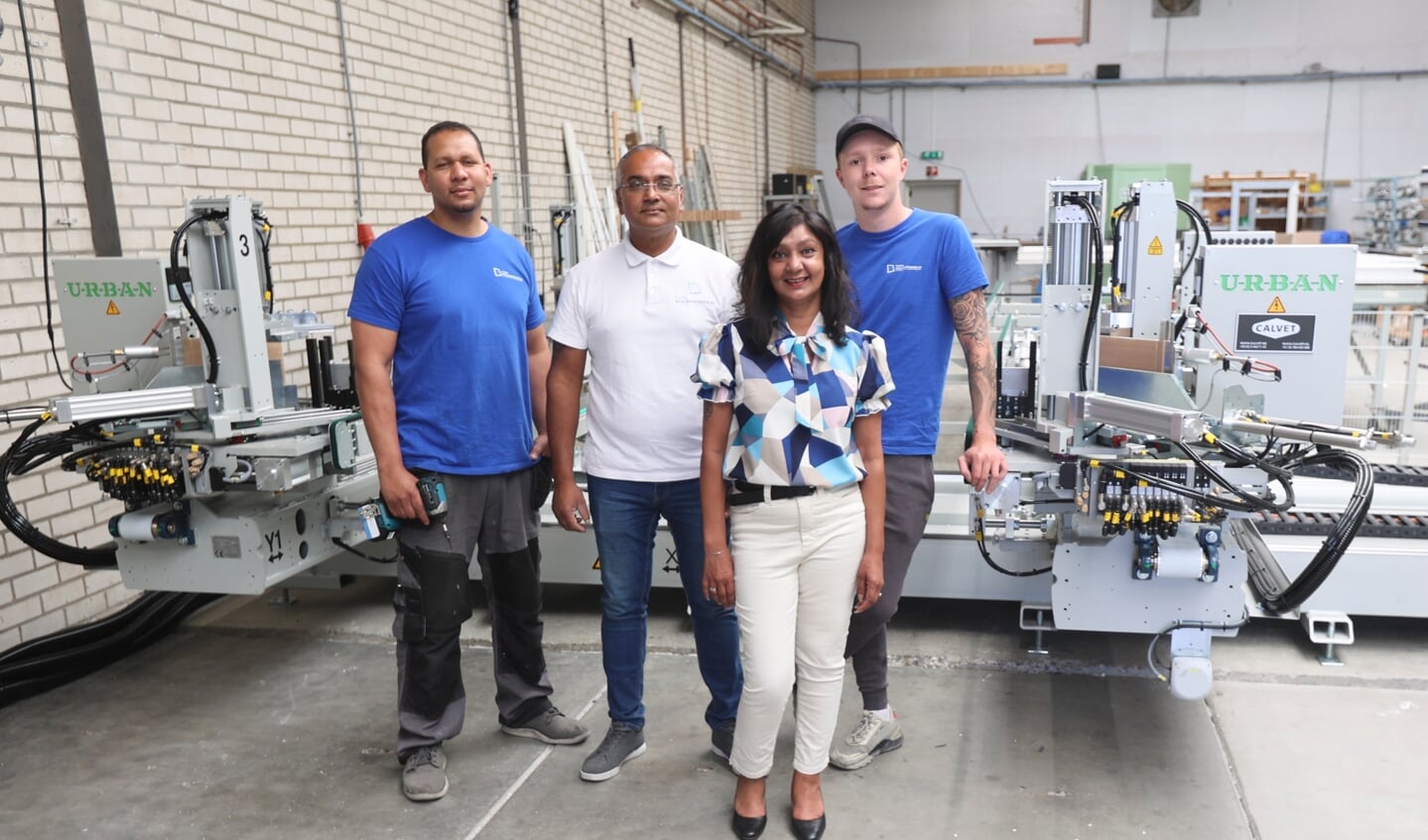 De medewerkers van de Flevo Kozijnenfabriek met in het midden eigenaren Radjesh en Geeta Ramkhelawan. (Foto: Fred Rotgans)