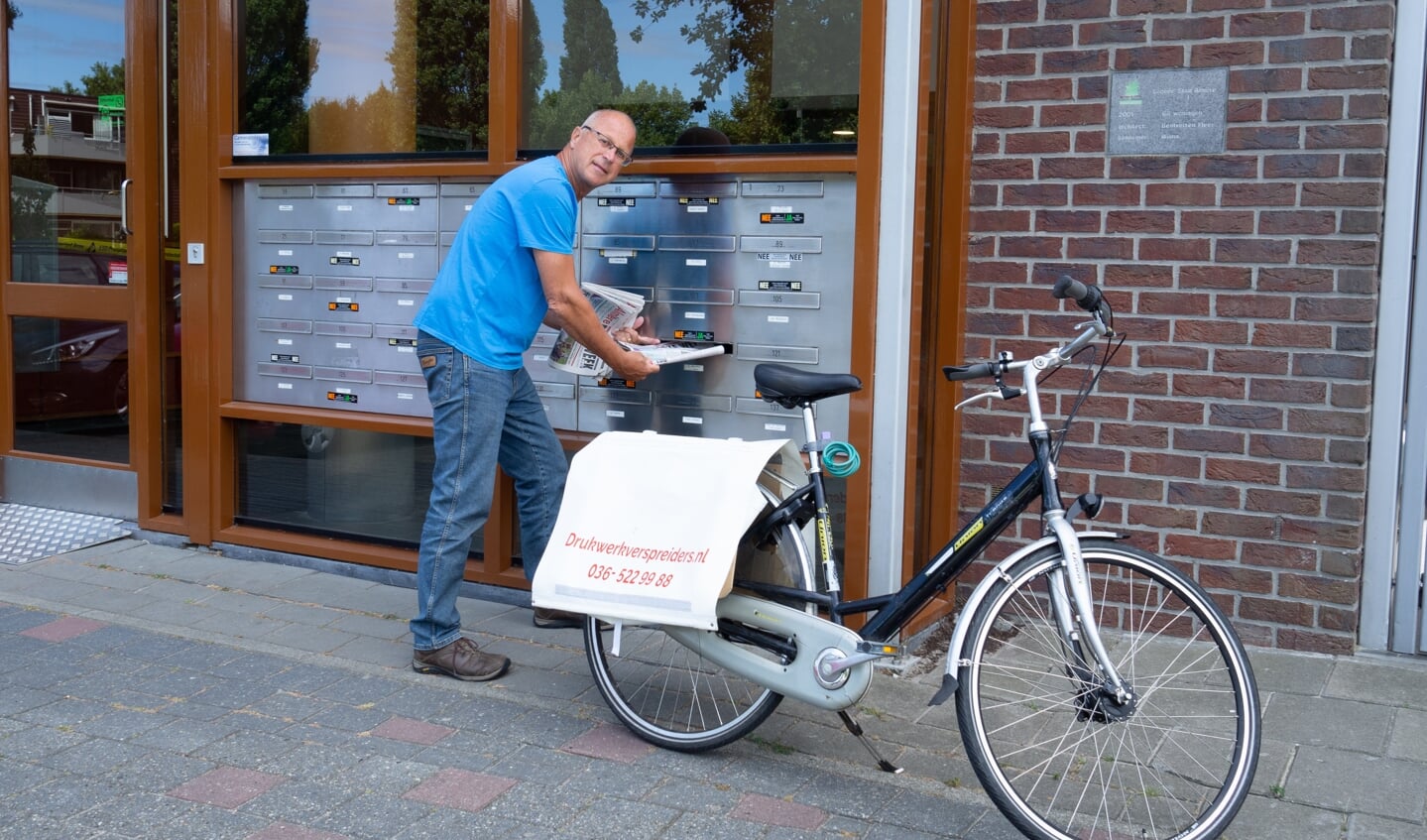 André van Putten blijft gezond met een krantenwijk. (Foto: Almere DEZE WEEK)