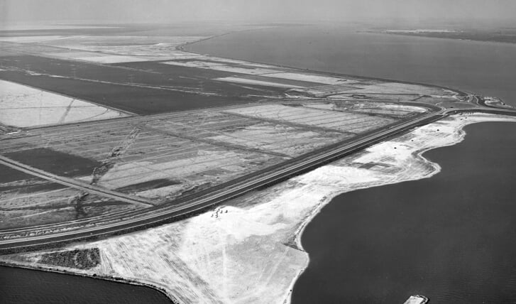 Op deze foto uit 1973 is buitendijks het Muiderzand net aangelegd. (Foto Bart Hofmeester (C) Roel Dijkstra)