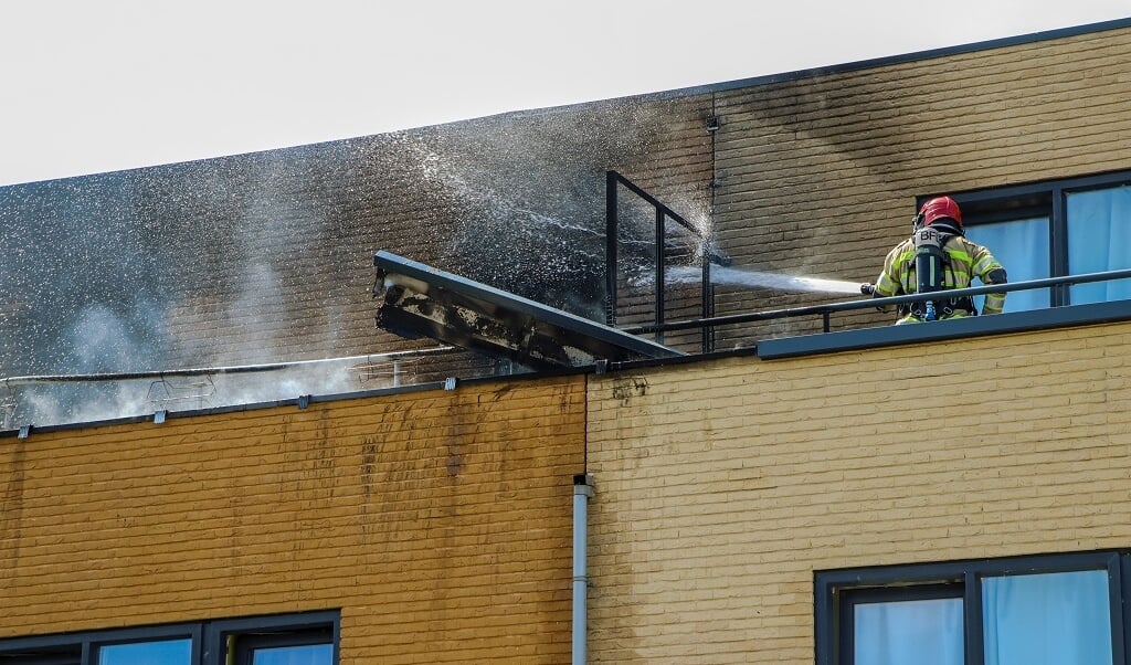 De brandweer bluste de brand. (Foto: HV Almere)