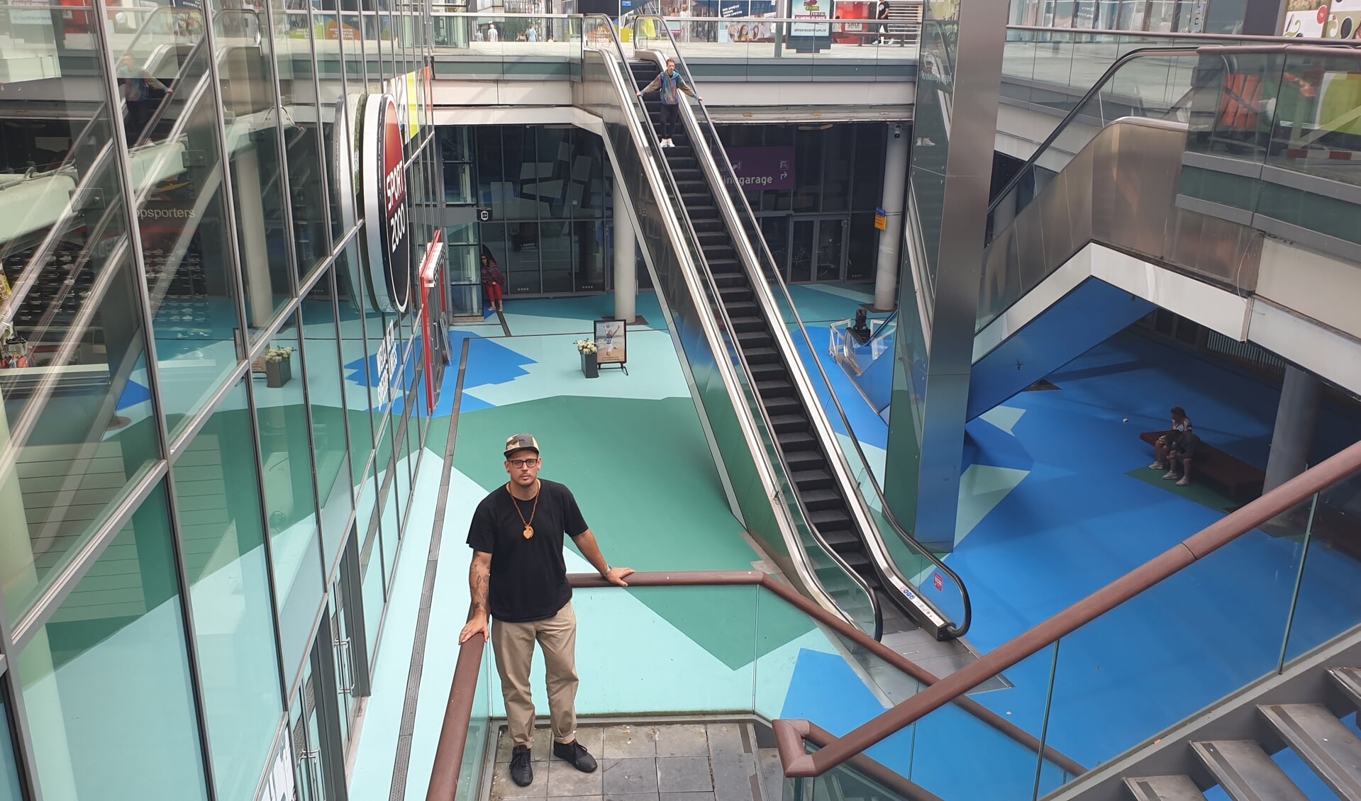 Kasper Jongejan bij zijn ontwerp voor de Corridor in Almere Centrum. (Foto: Almere DEZE WEEK)