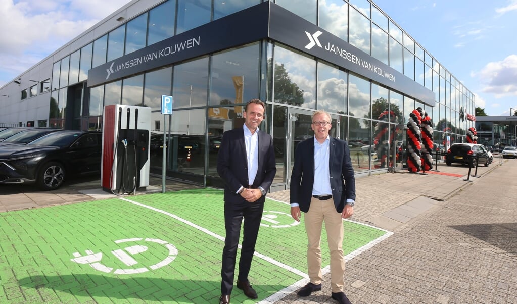 Directeur Michael Meijer (links) en vestigingsmanager Martijn Eijpe (rechts) voor het pand van Janssen Van Kouwen Almere.(Foto: Fred Rotgans)