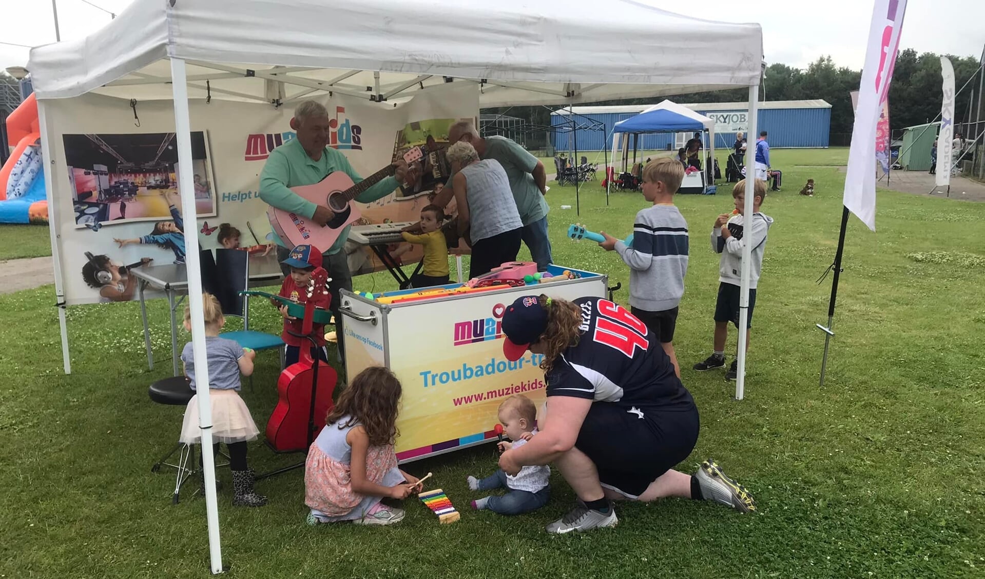 De kinderen konden muziek maken met meester Phillip. (Foto: aangeleverd)