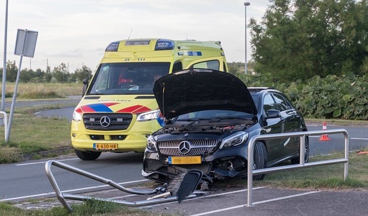 De auto knalde tegen een hek (Foto: HV Almere)