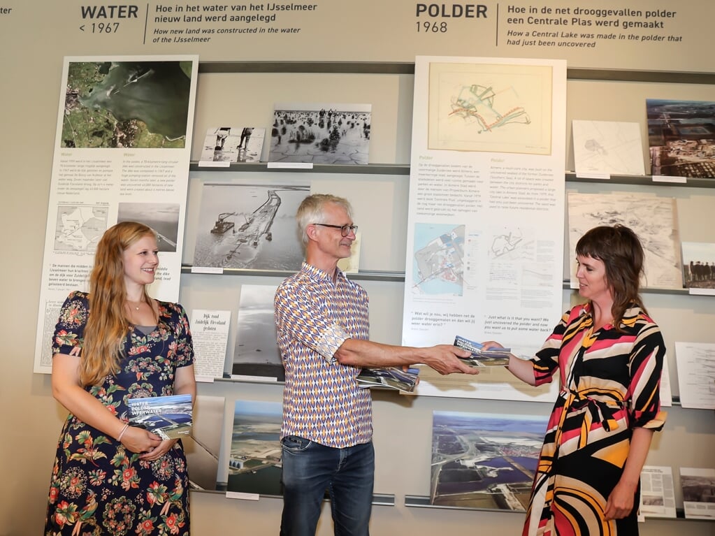 Michel Langendijk van Stadsarchief Almere presenteerde de tweetalige brochure bij de opening van de expositie Water-Polder-Weerwater. (Foto: Fred Rotgans)