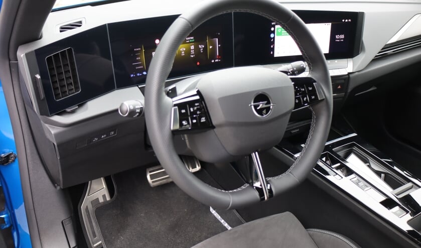 Twee brede schermen naast elkaar in het dashboard. (Foto: aangeleverd)