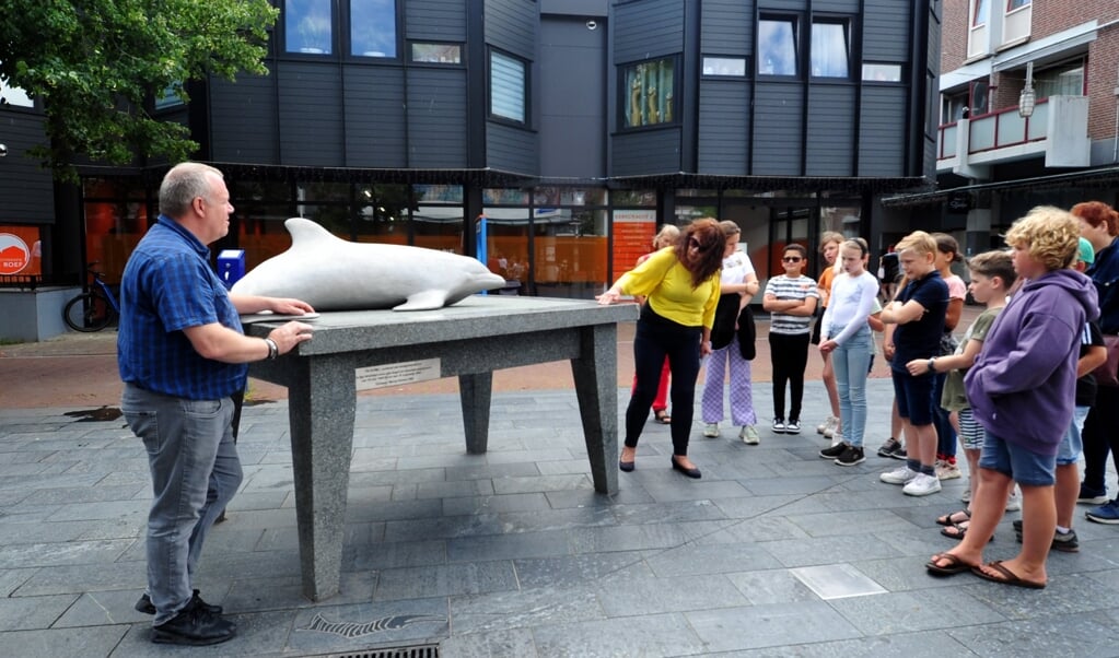 De kinderen bespraken onder andere het kunstwerk De Dolfijn in Haven. (Foto: Bob Friedländer)