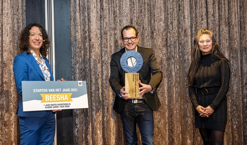 Winnaar van vorig jaar Beesha (midden) ontving de Starters-award uit handen van wethouder Veeningen (links) en Kimberley Valentien, voorzitter VBA. (Foto: Gemeente Almere)