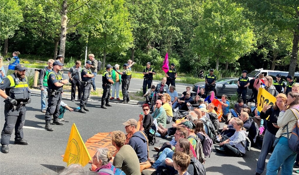 De demonstranten van XR blokkeerden de weg. (Foto: aangeleverd)