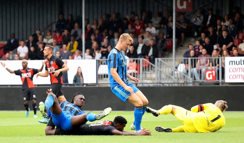 Hamdi Akujobi in de mangel bij Perr Schuurs (Foto: Fred Rotgans)