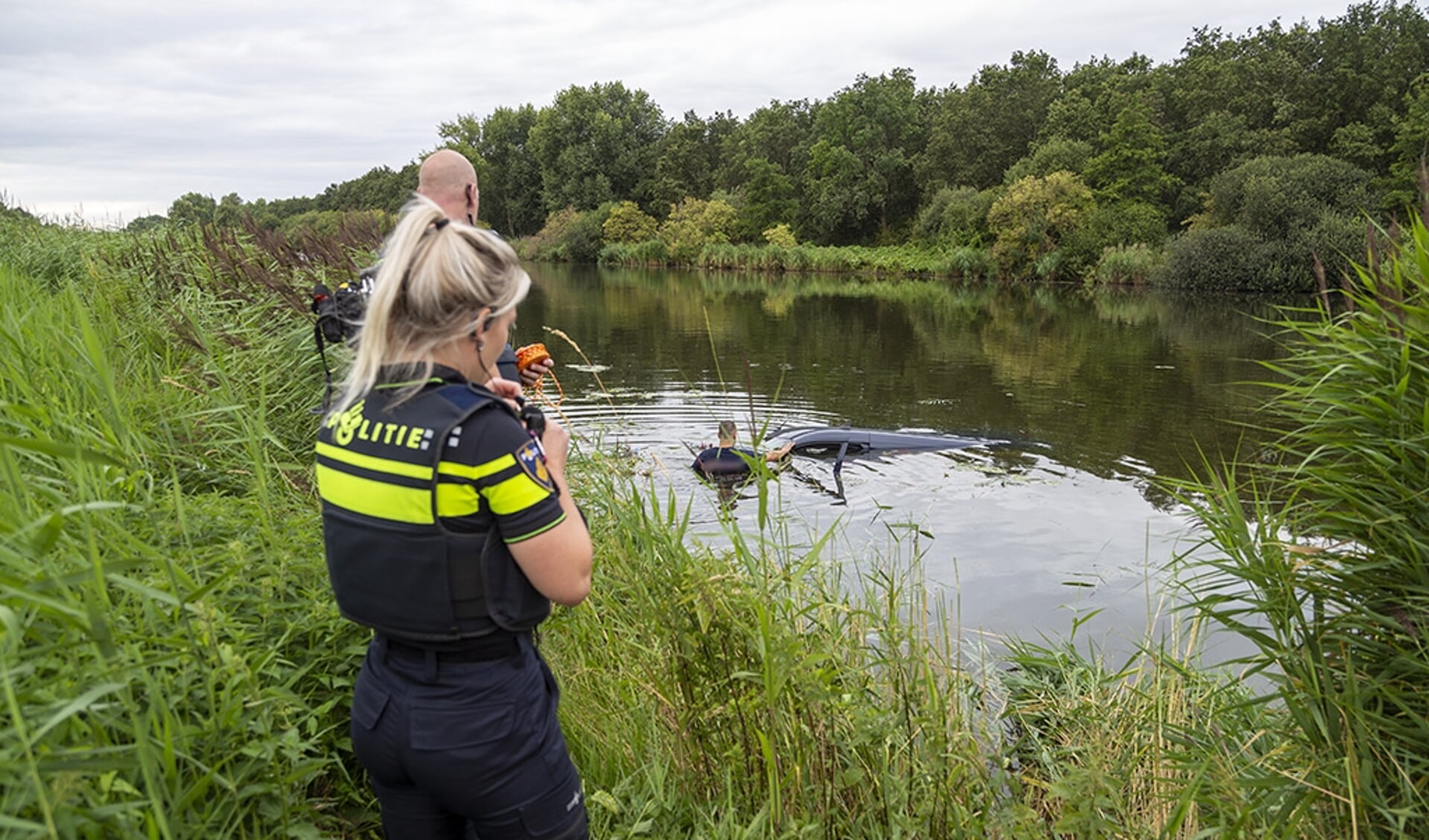 De bestelbus reed het water in. (Foto: HV Almere)