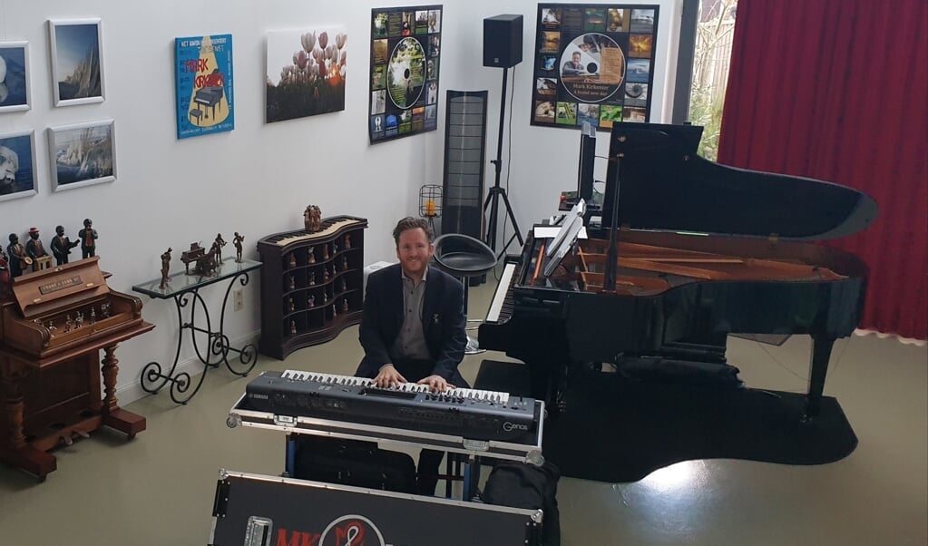 Pianist Mark Kirkenier in zijn Podium Poort. (Archieffoto: Almere DEZE WEEK)
