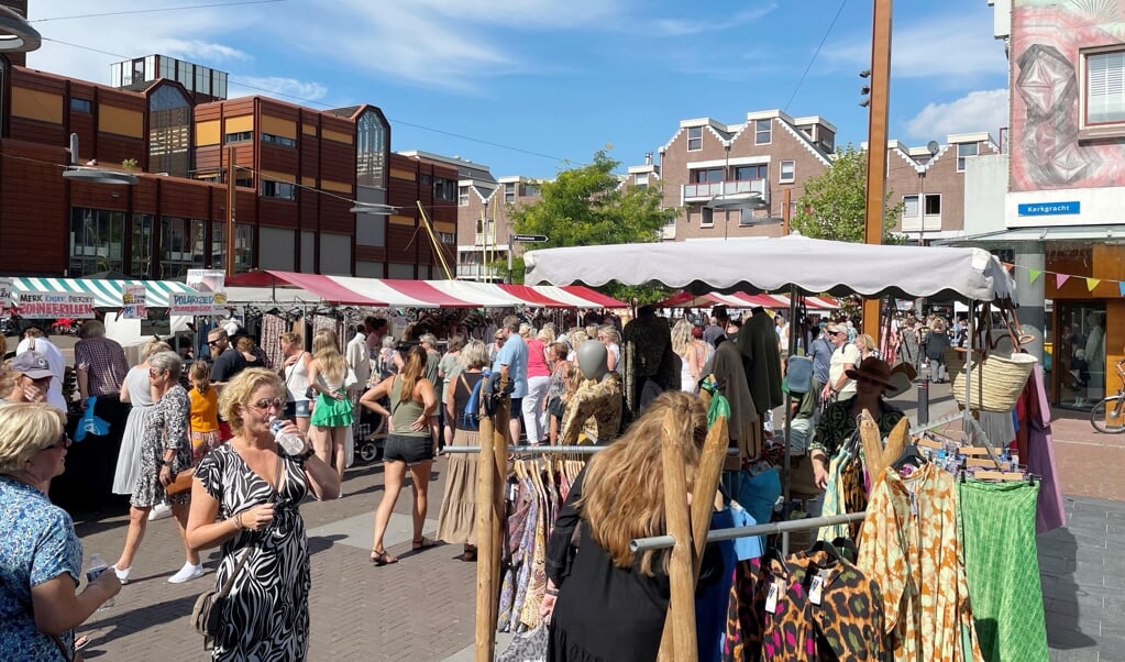 De hippiemarkt tijdens Zomer in Haven werd druk bezocht. (Foto: aangeleverd)