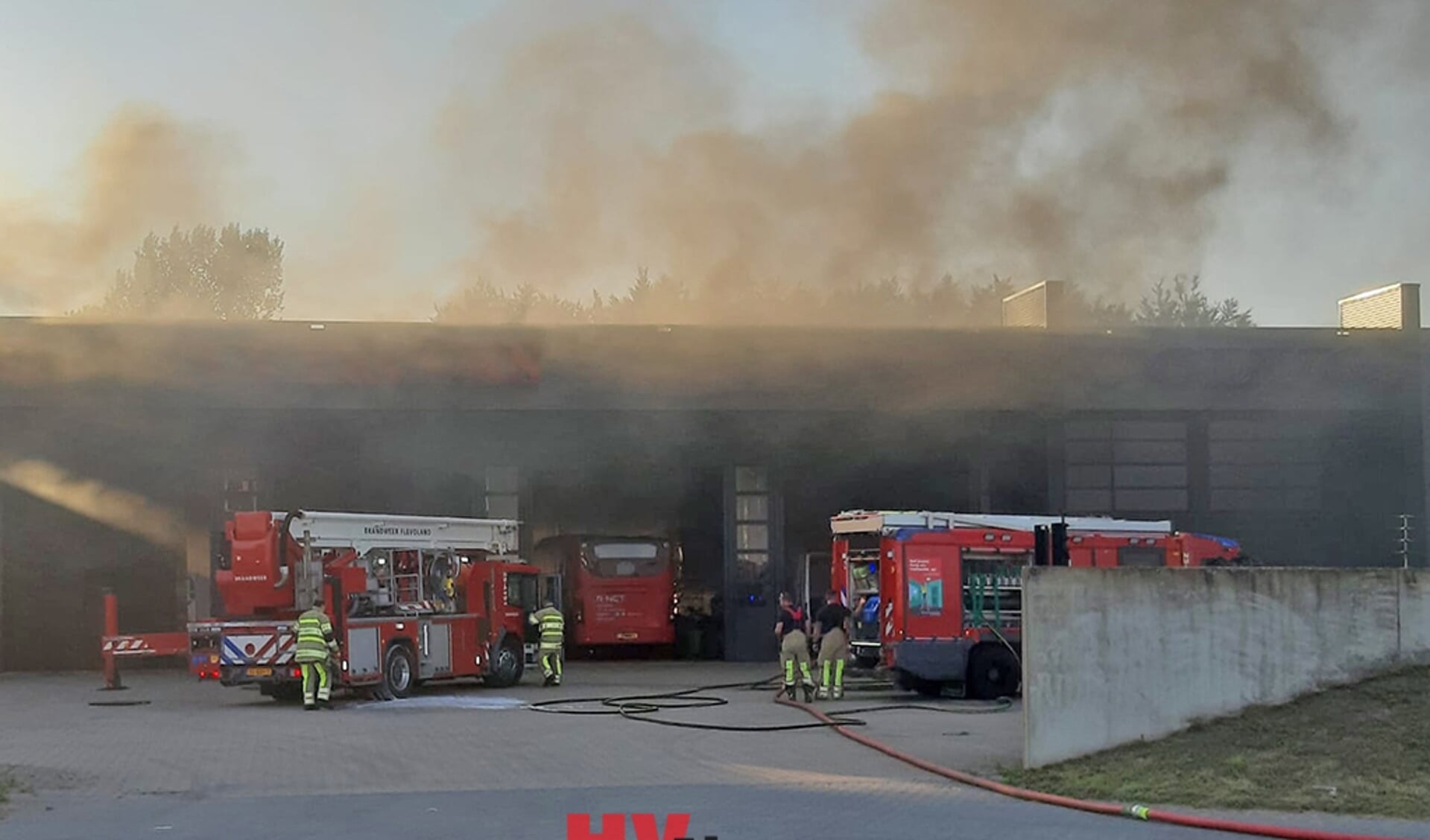 De brand is ontstaan in het kantoorgedeelte van het gebouw. (Foto: HV-Almere)