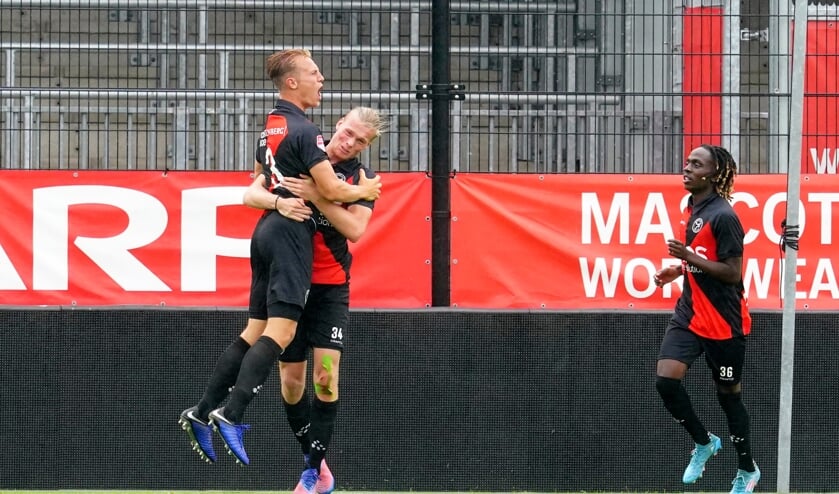 Joey Jacobs viert de treffer. (Foto: Fred Rotgans)