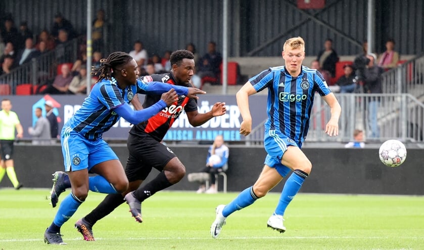 Calvin Bassey verdedigt met Perr Schuurs (Foto: Fred Rotgans)