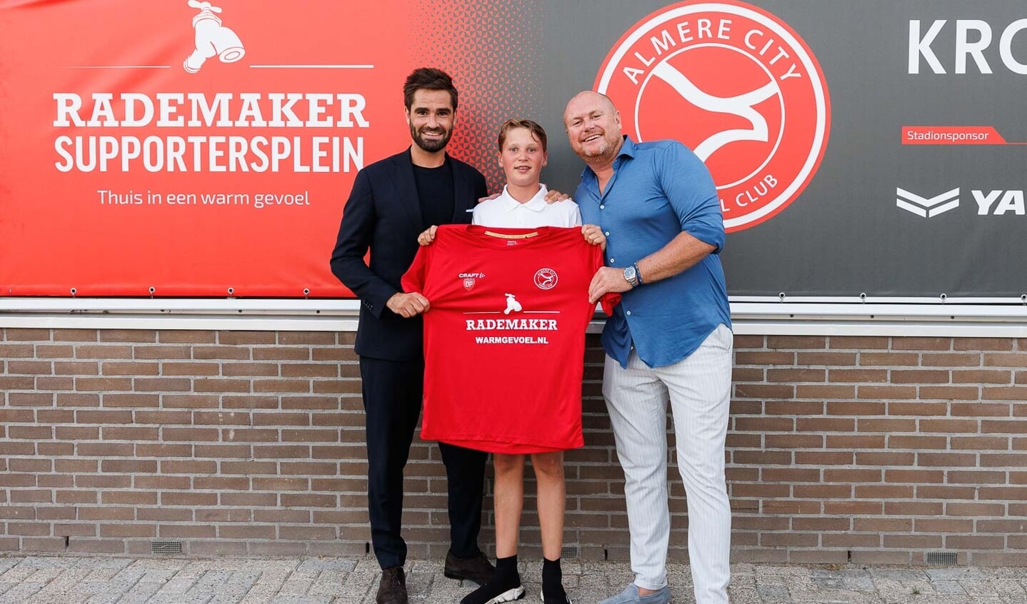 Commercieel  manager Almere City FC Wouter Griekspoor samen met eigenaar Rademaker Warmtetechniek Dyon Rademaker. (Foto: Ron Baltus / sportshots.pro)