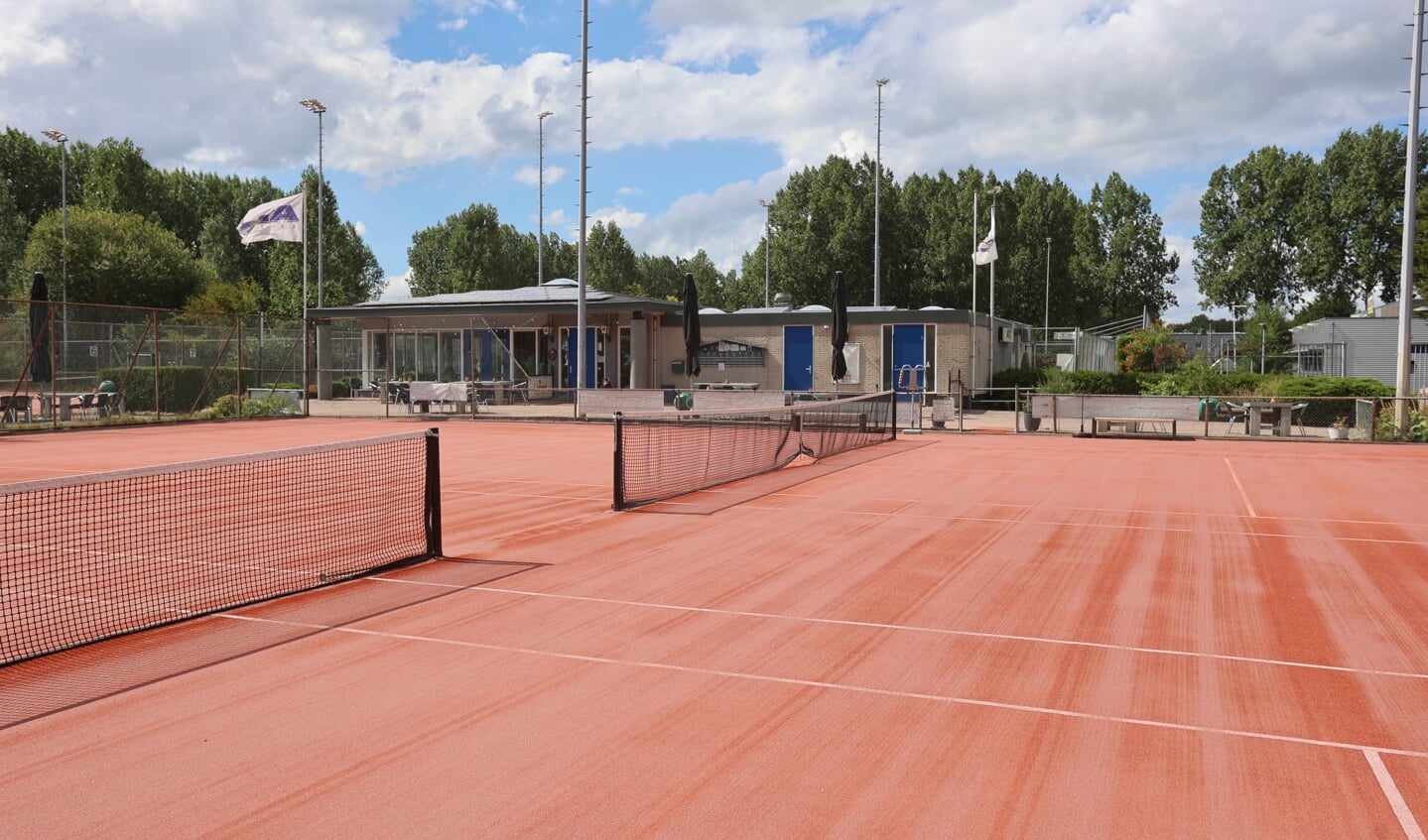 Het tennispark van ATC Buiten krijgt een opknapbeurt. (Foto: Fred Rotgans)
