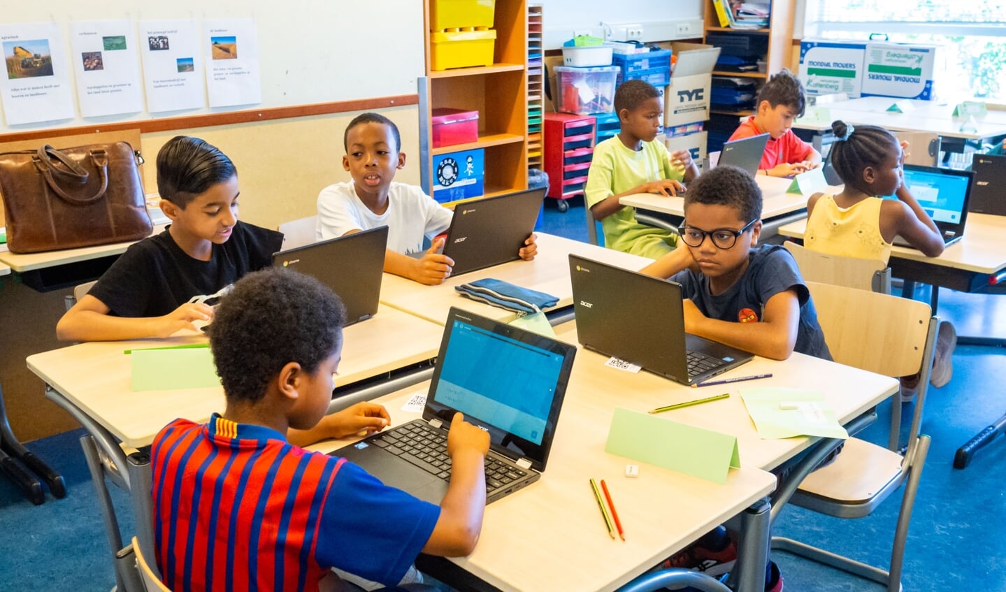 Ook op de computer worden rekenvaardigheden aangeleerd op de Zomerschool. (Foto: Almere DEZE WEEK)