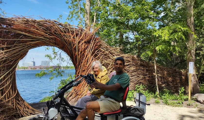 De tweede prijs. Joseph Coutinho, met zijn foto over ´Fietsmaatjes´ (Foto: oseph Coutinho)
