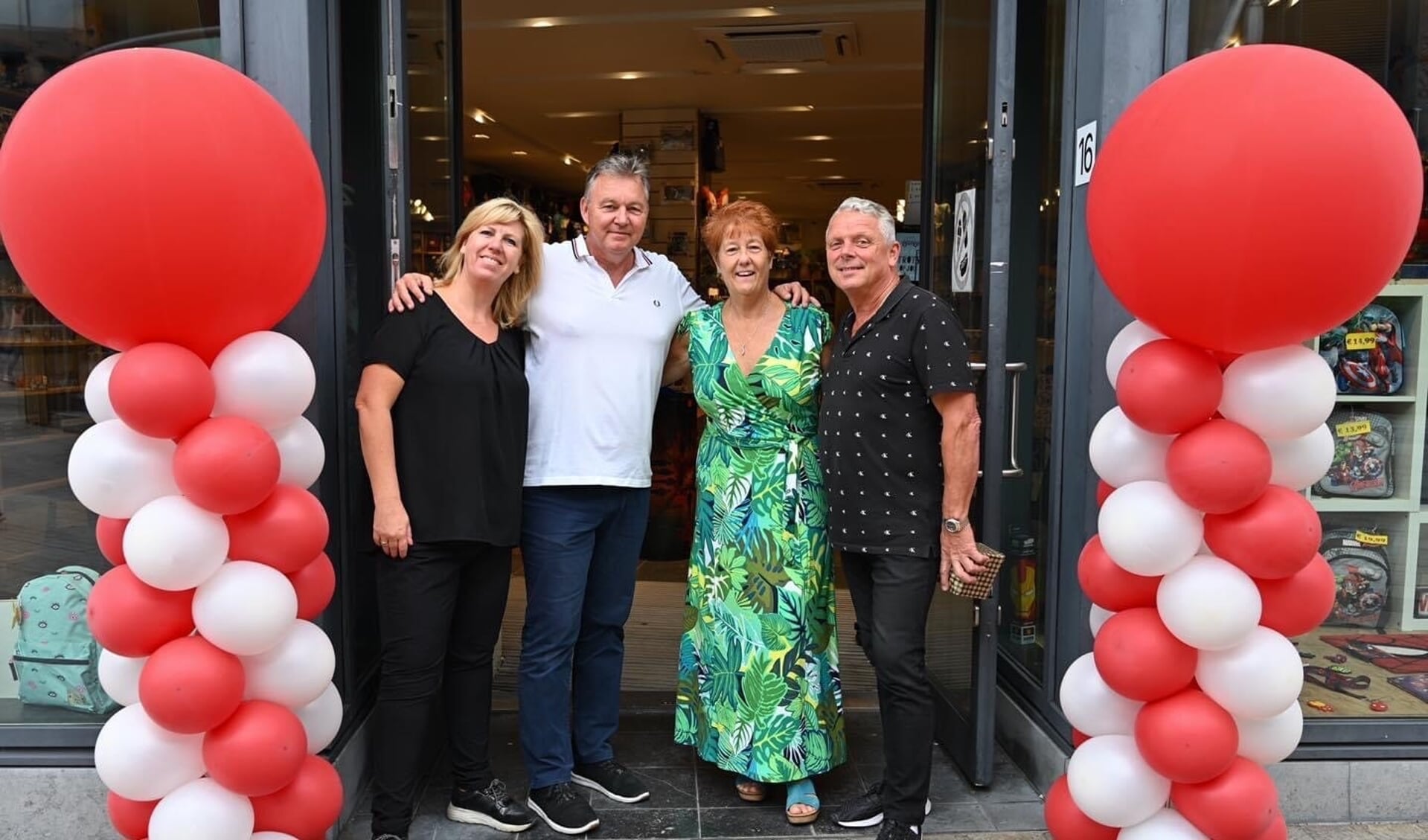 Nieuwe eigenaren Nancy en Ronald Elzinga samen met José en Olivier Sabbé. (Foto: aangeleverd)