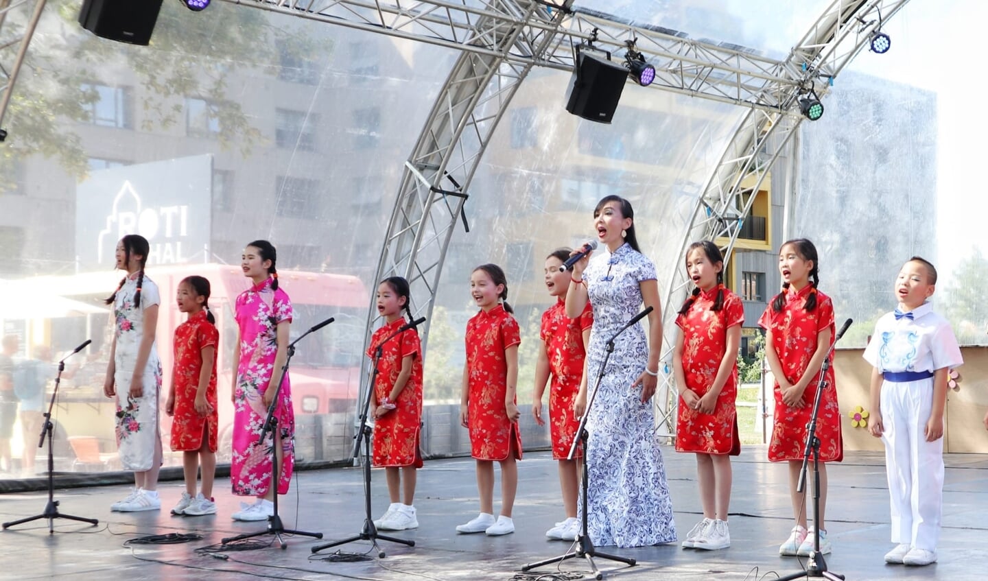 Sopraan Limin Sichi Yang met haar leerlingen op de Floriade. (Foto: aangeleverd)