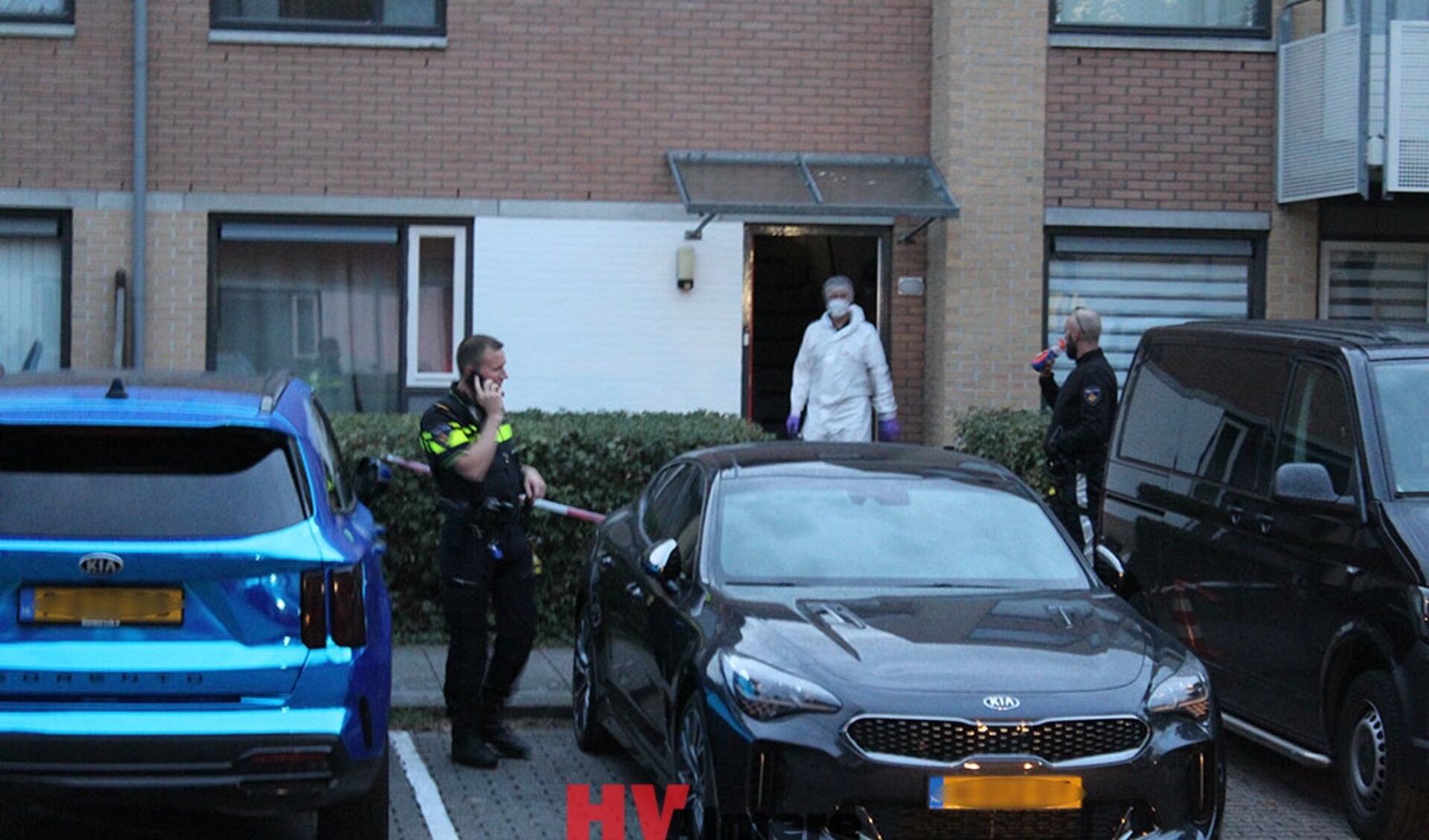 De politie deed onderzoek bij het pand aan de Leeuwstraat. (Foto: HV Almere)