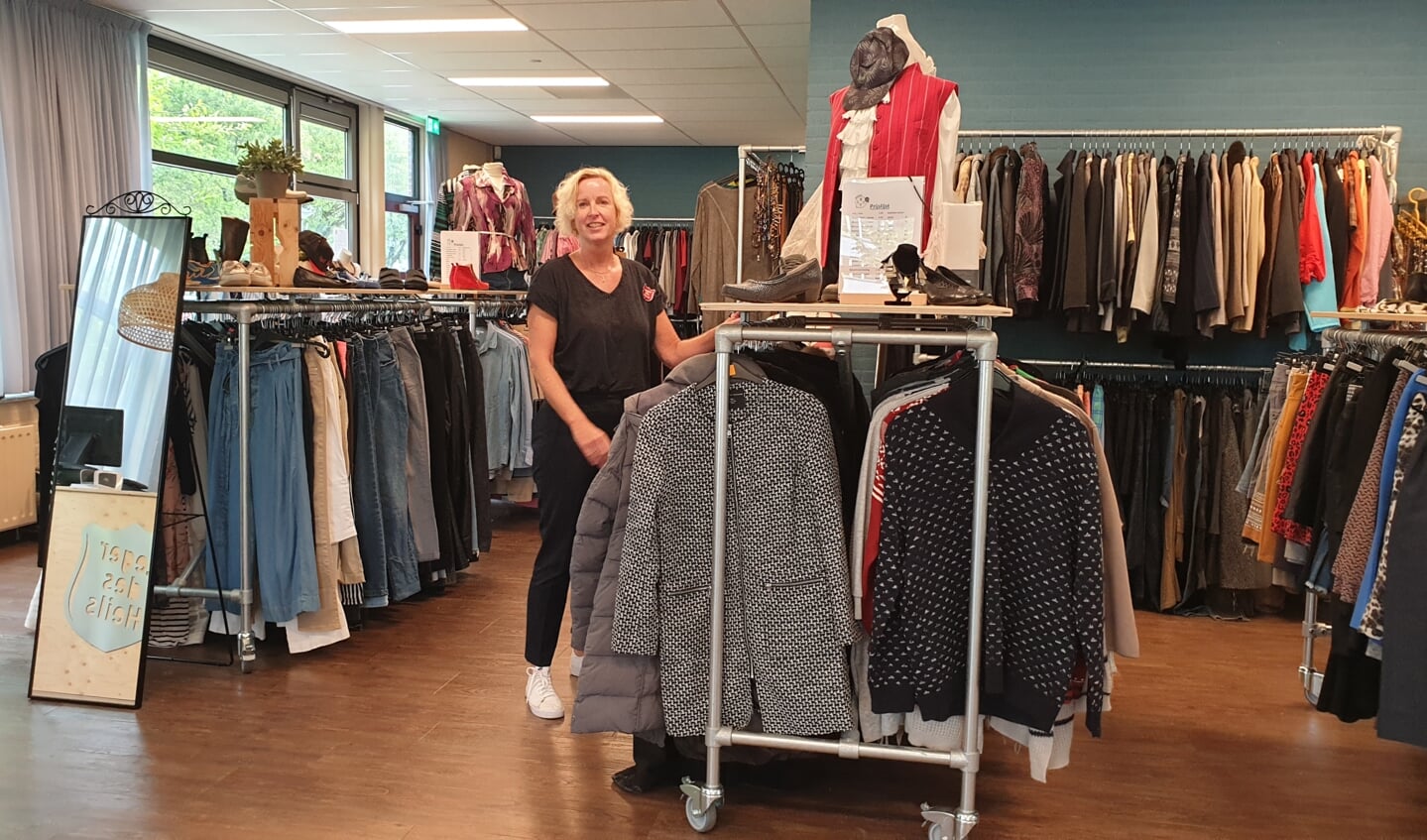 Betty Timmerman in de tweedehands kledingwinkel van 't Klankbord. (Foto: Almere DEZE WEEK)