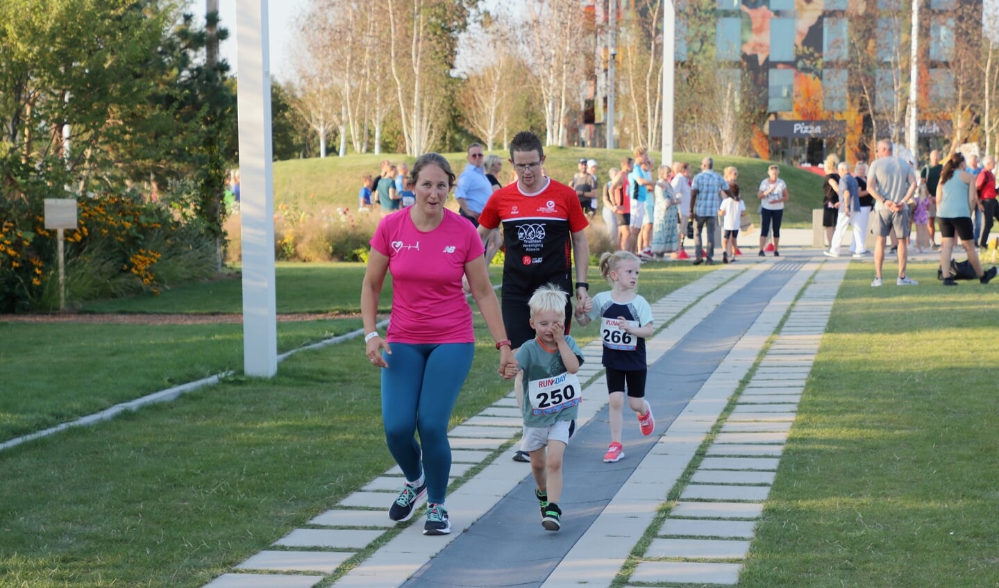 De Floriaderun ging zaterdagavond van start met de Kids Run. (Foto: Studio Fred Rotgans / Rinus Lettinck)