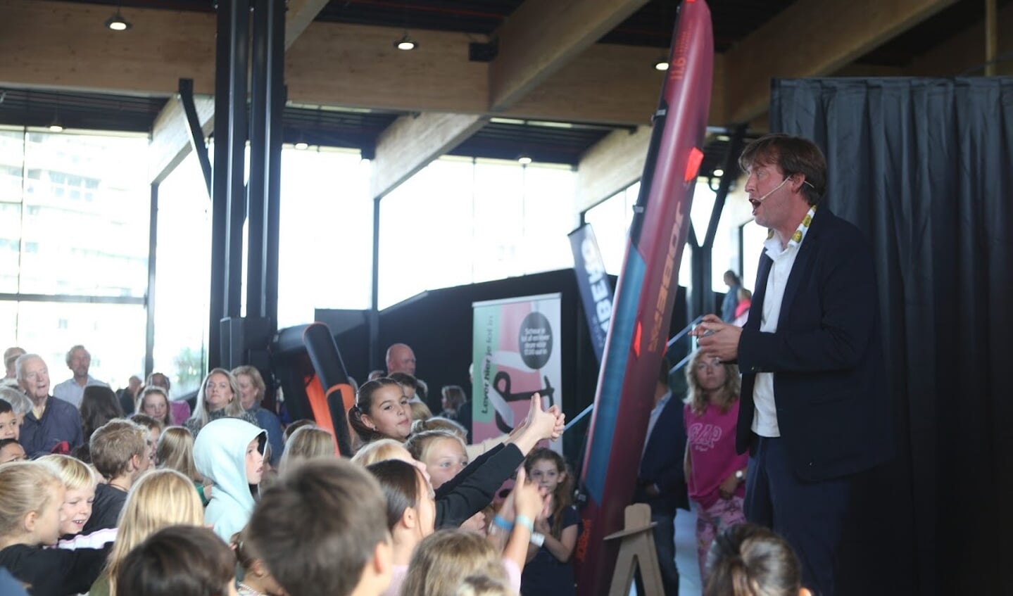 Steven Kazan gaf een magisch optreden tijdens de housewarming van de DUINhal. (Foto: PoortNieuws)