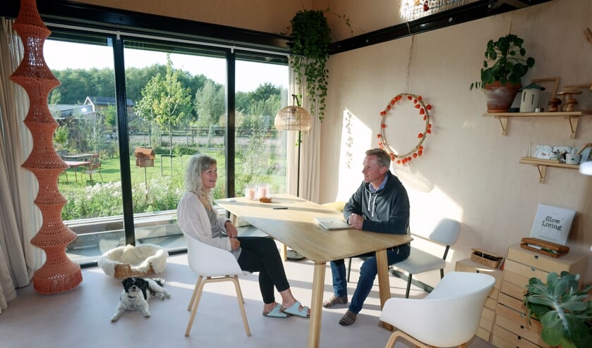 In de enorme lichte ruimte staat de eettafel. Hier zitten Jan en Wilma erg graag. (Foto: Fred Rotgans)