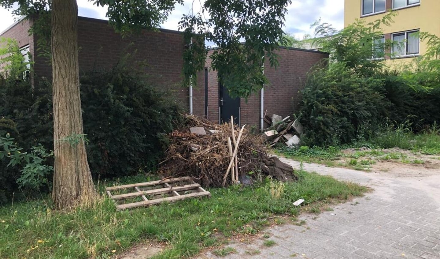 De stapels afval. Inmiddels is het opgeruimd. (Foto: aangeleverd)