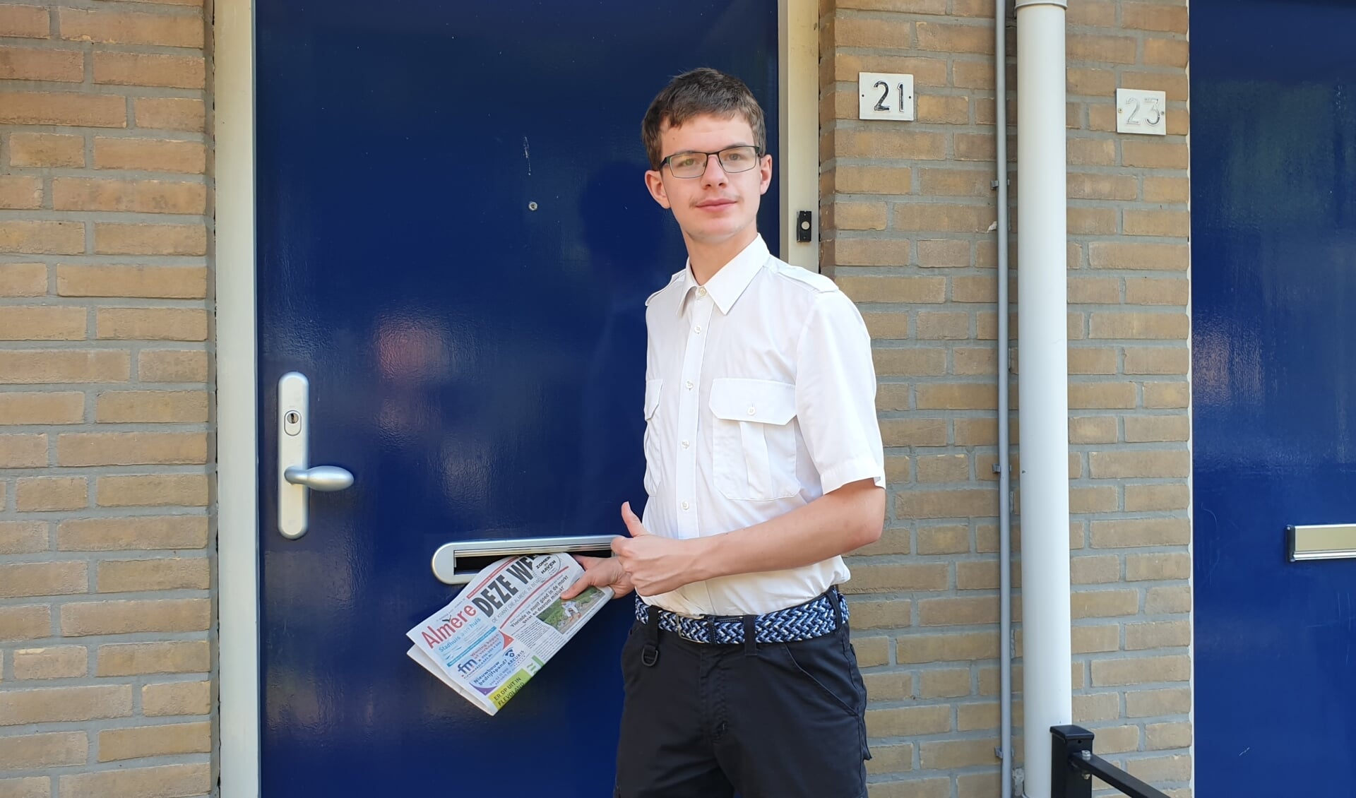 Tristan bezorgt iedere week trouw de krant in de Molenbuurt. (Foto: Almere DEZE WEEK)
