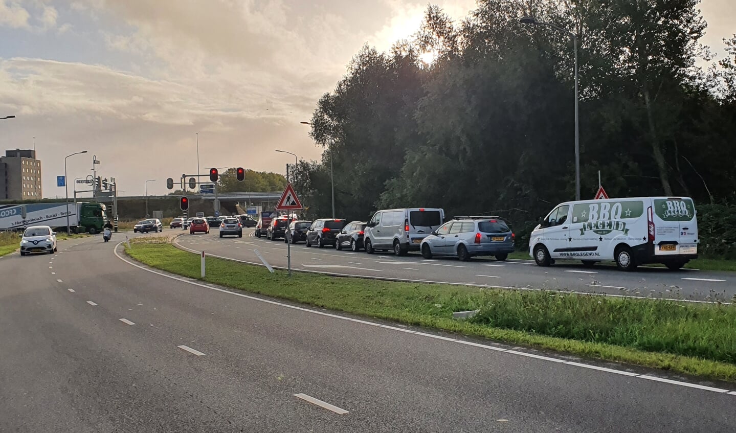 Het is elke ochtend chaos op het knooppunt. (Foto: Almere DEZE WEEK)